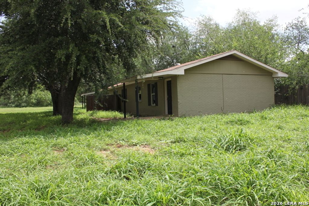 723 W Brazos St, Pearsall