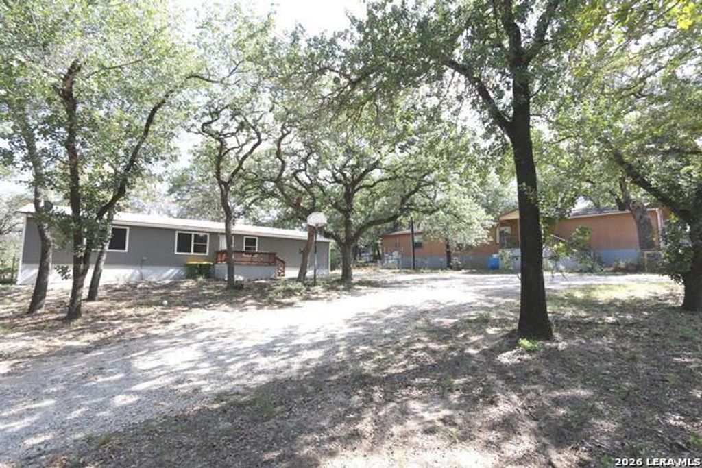 76 & 76b Post Oak, La Vernia