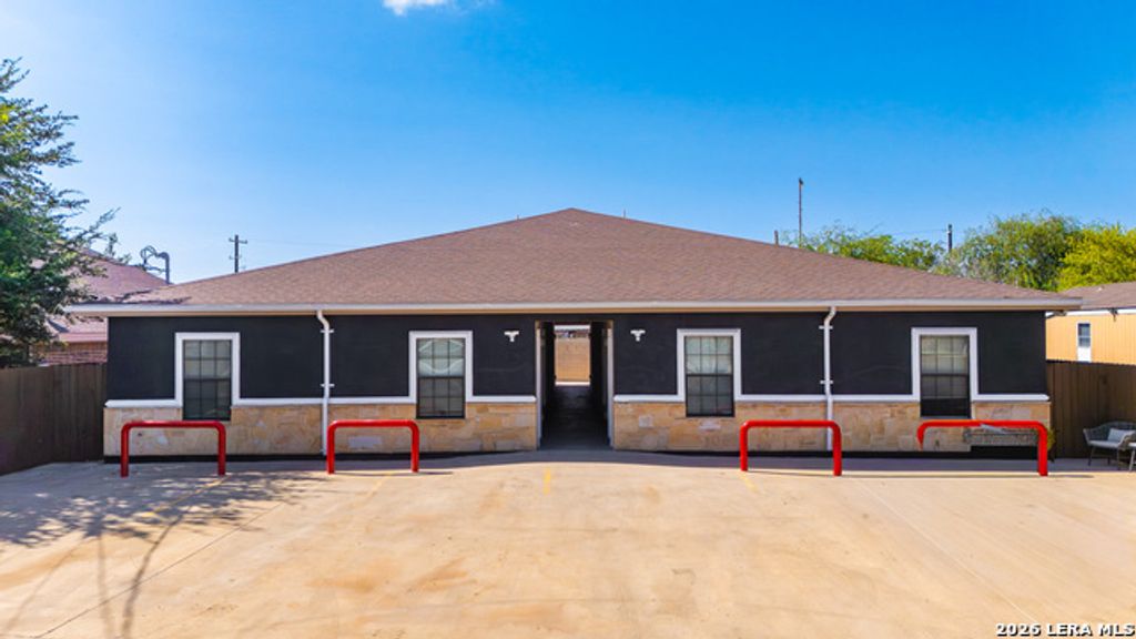 1016 Ritchie Rd, Eagle Pass