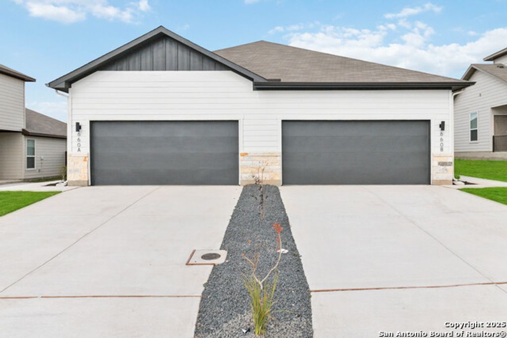 547 Cross Barn, Buda