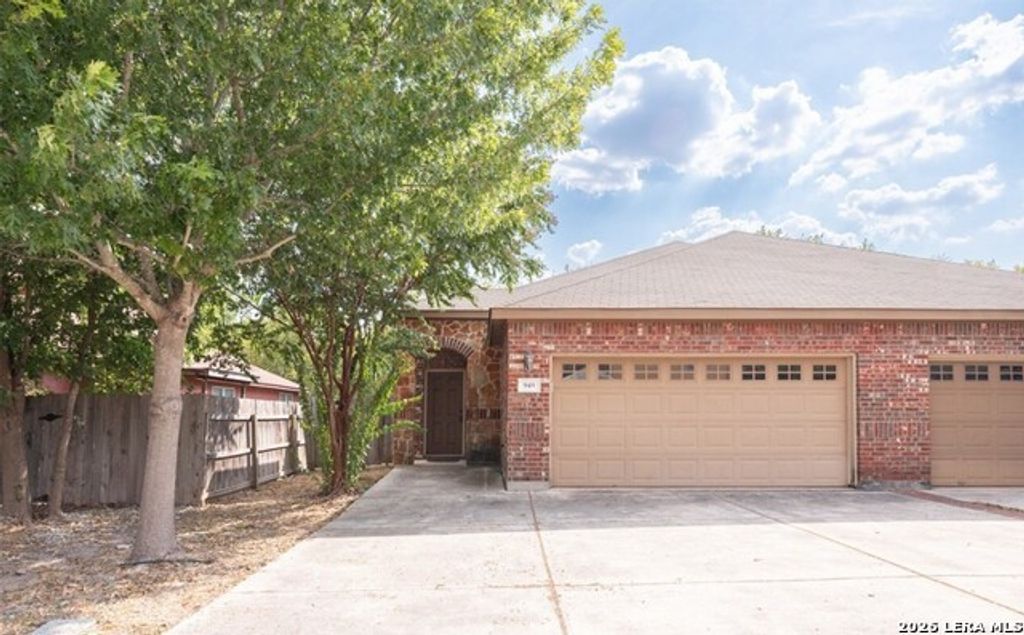 949 Brown Rock Dr, New Braunfels