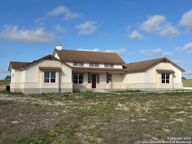 109 Medora Branch, Floresville
