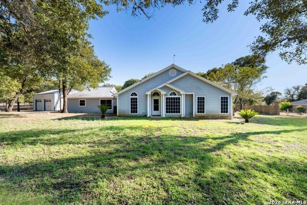 104 Scenic Oak, Floresville