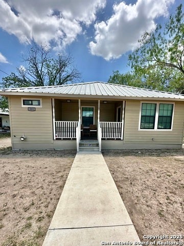 221 Chaparral St, Uvalde