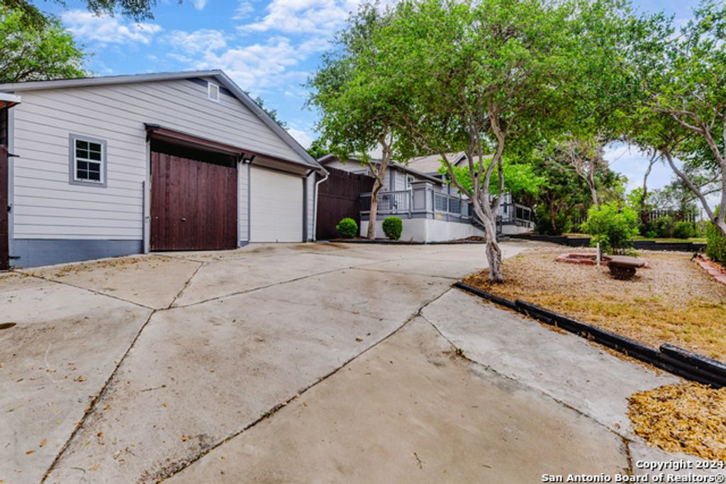 259 Park Dr, Lakehills