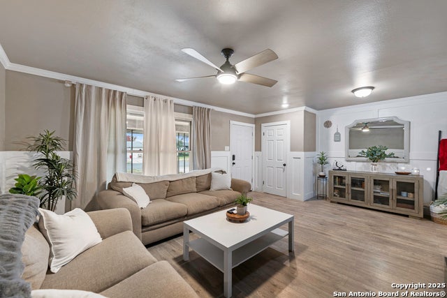 379 Pinewood Ln, San Antonio