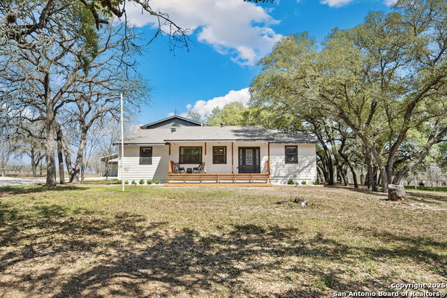 1134 Eagle Creek, Floresville