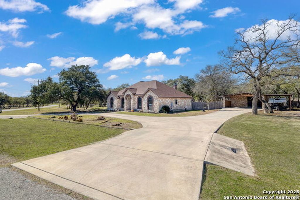 229 Legacy Trail Dr, La Vernia