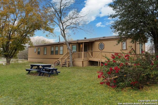 379 W County Road 5719, Devine