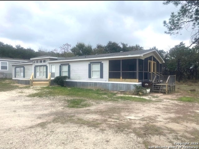 305 Waxwing Dr, Poteet