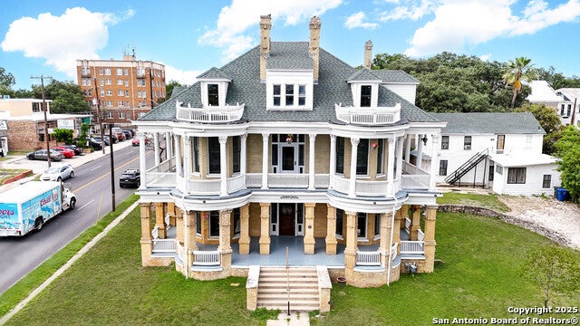 339 W Woodlawn Avenue, San Antonio