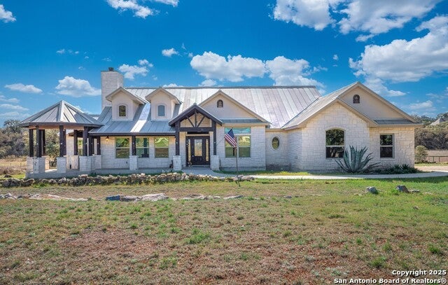 101 Lucky Ridge, Bandera