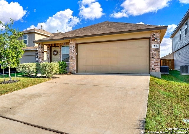 256 Middle Green Loop, Floresville