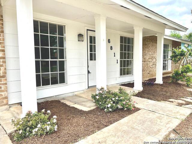 6811 Spring Manor, San Antonio