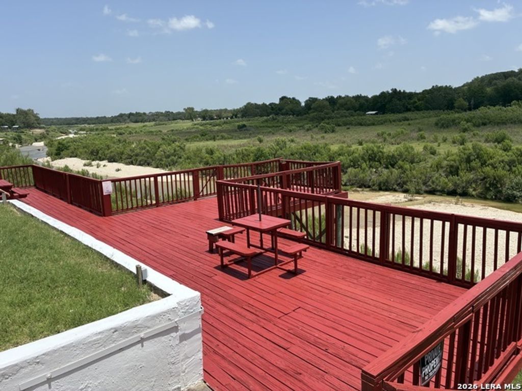 272 N Lakeshore Dr, Bandera