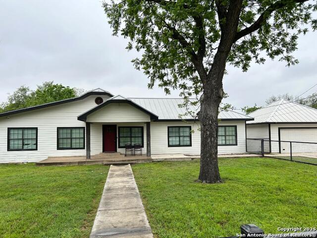 715 N High St, Uvalde