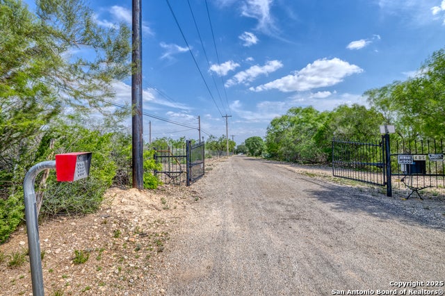 433 Mills Ln, Uvalde