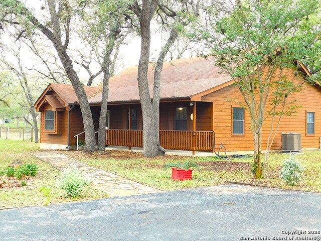 525 Cherry Ridge, Floresville