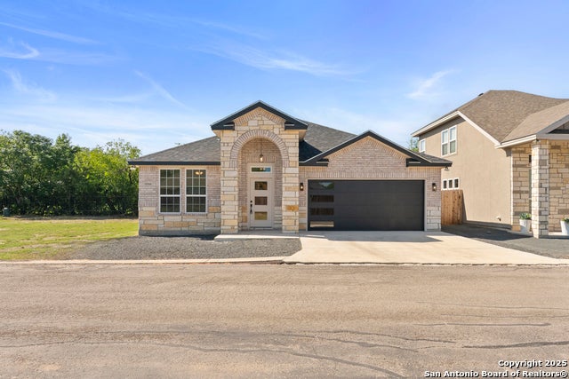 109 Sutton Pl, Uvalde