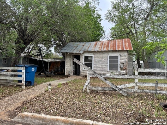 737 Avenue F, Poteet