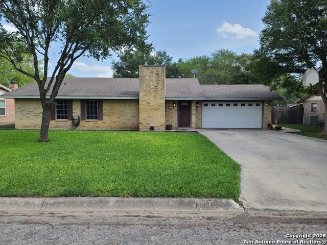 117 Larkspur, Uvalde