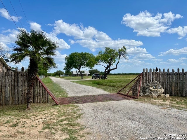 375 Bluntzer Rd, Jourdanton