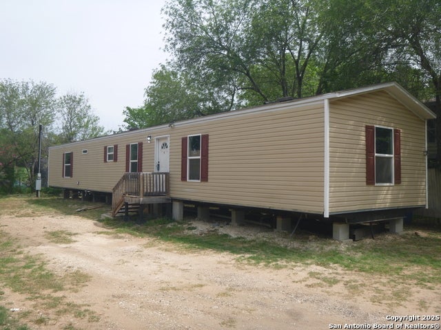 1117 Plum St, Floresville