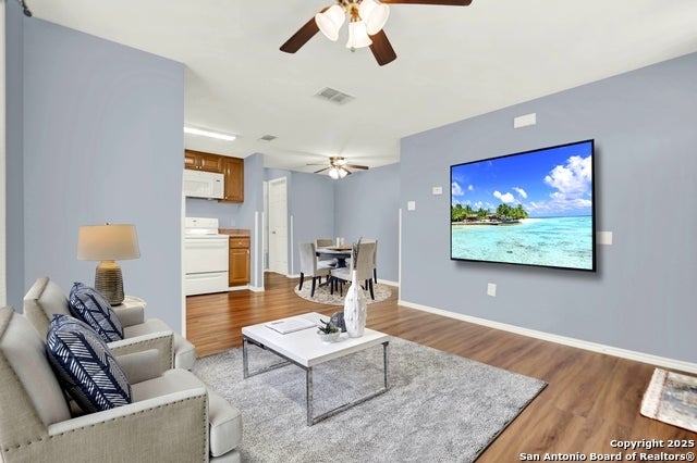 1205 Plum, Floresville