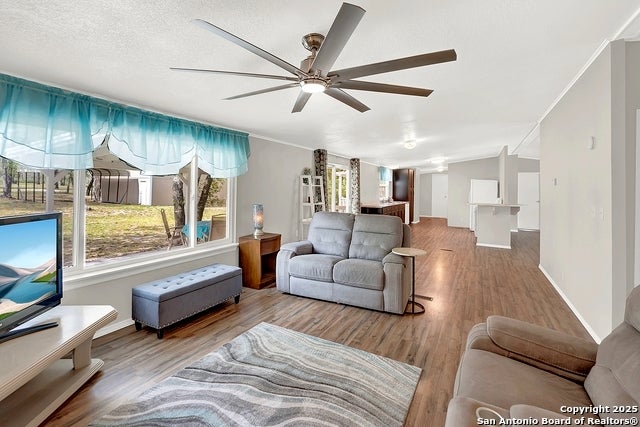 1019 Eagle Creek Dr, Floresville