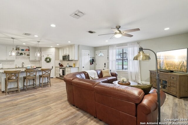 503 Mockingbird, Devine