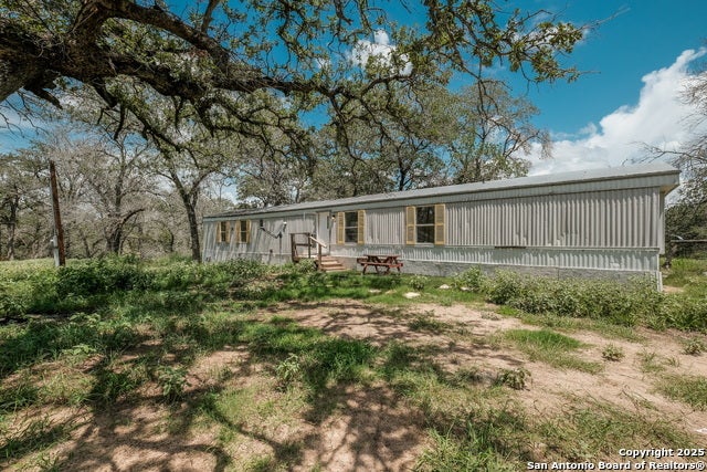 131 Flores Oaks, Floresville