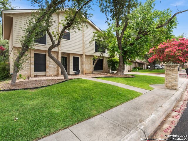 4526 Honey Locust Woods, San Antonio