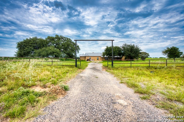 870 County Road 761, Devine