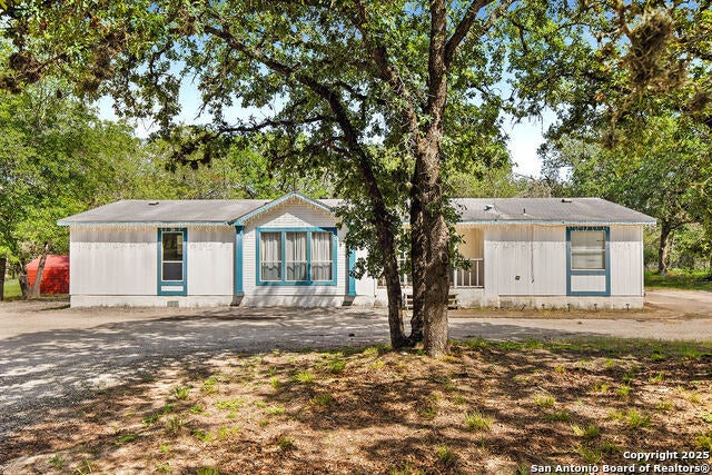 1040 Wild Flower, Floresville