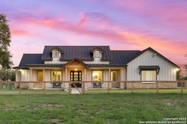 976 County Road 7718, Devine