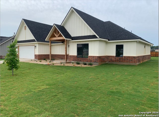 109 W Magnolia Cir, La Vernia