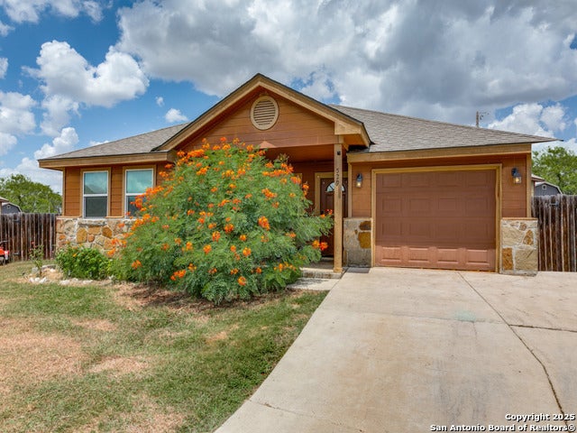 529 Indian Crossing, Jourdanton