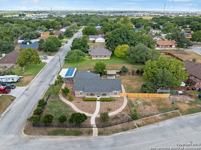 100 Flora, New Braunfels