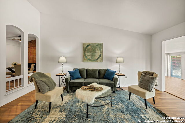 7637 Antique Oak, Live Oak