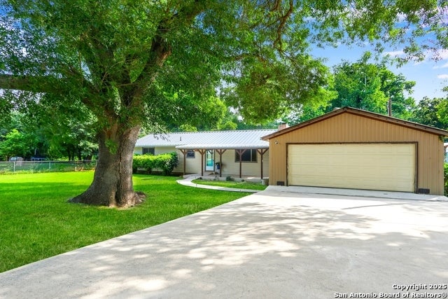 1410 Pecan, McQueeney