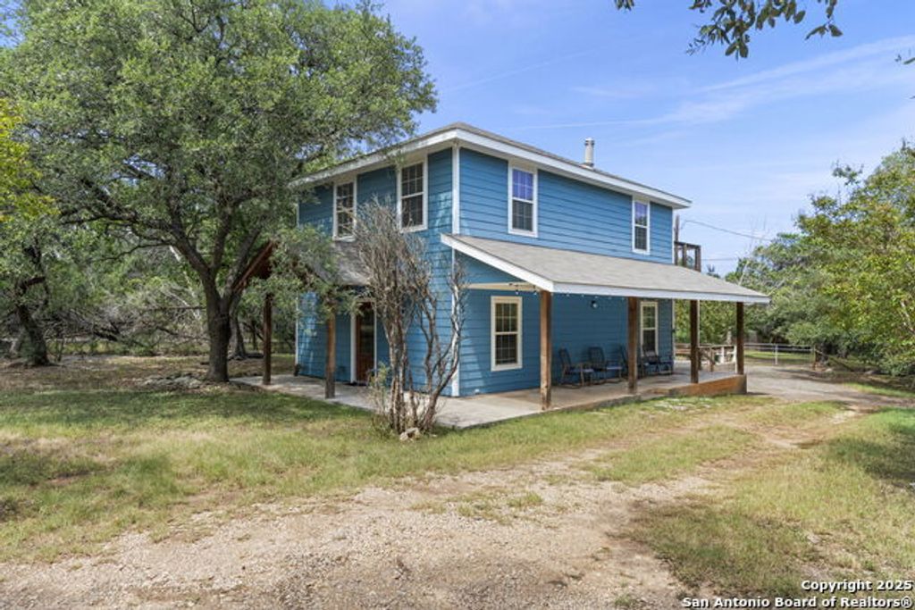 1265 Comanche Path, Bandera