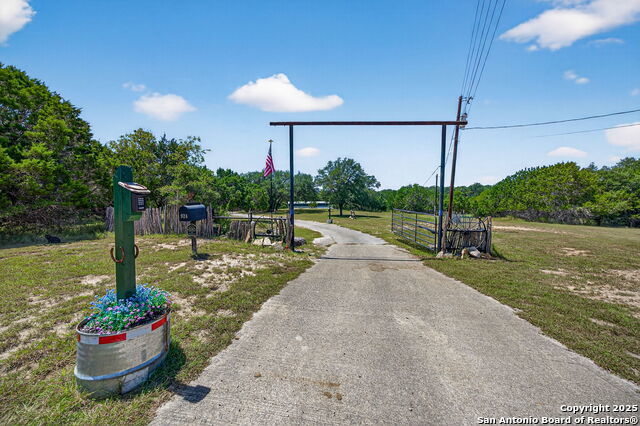 924 Wagon Creek, Bandera