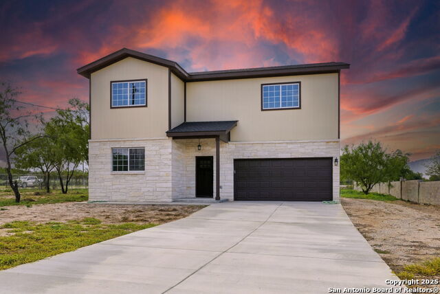 774 County Road 6843, Lytle