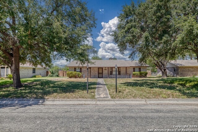112 N Bluebonnet, Uvalde