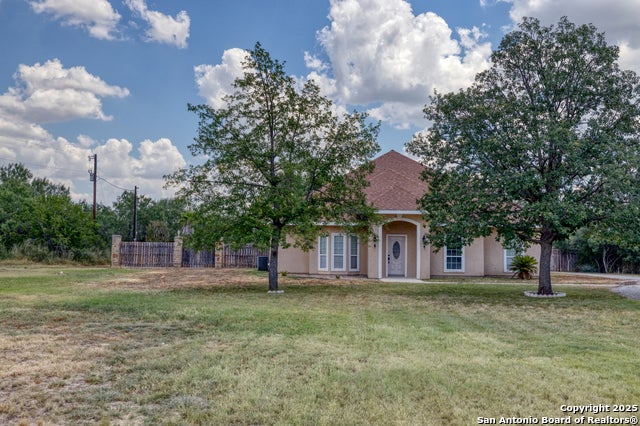 328 Fair Oaks, Uvalde