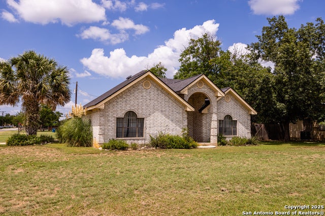 903 Hackberry, Bandera