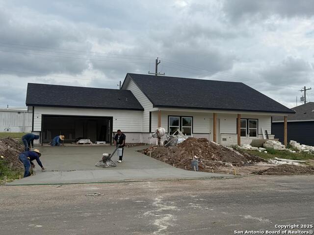 1539 E Maryville Loop, Beeville