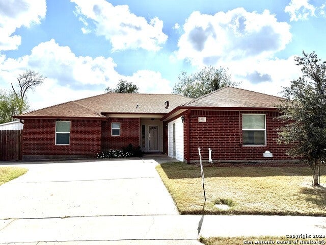 1002 Blue Crest, Beeville