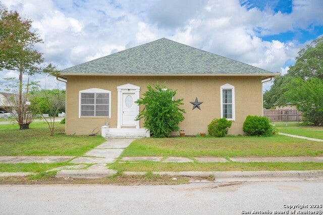 301 Jefferson Dr, Devine