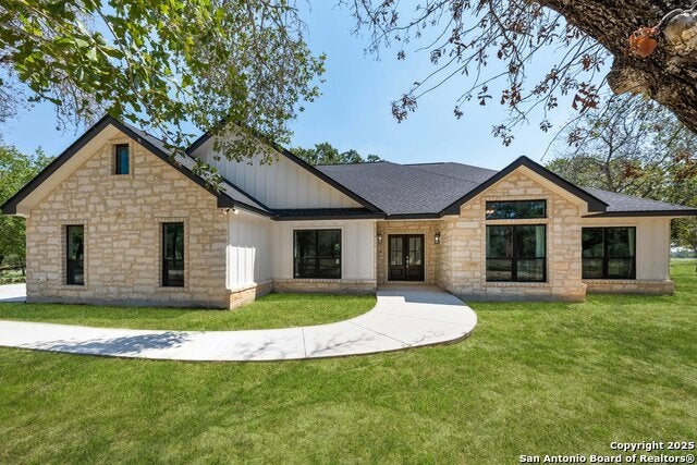 216 Oak Fields, Floresville